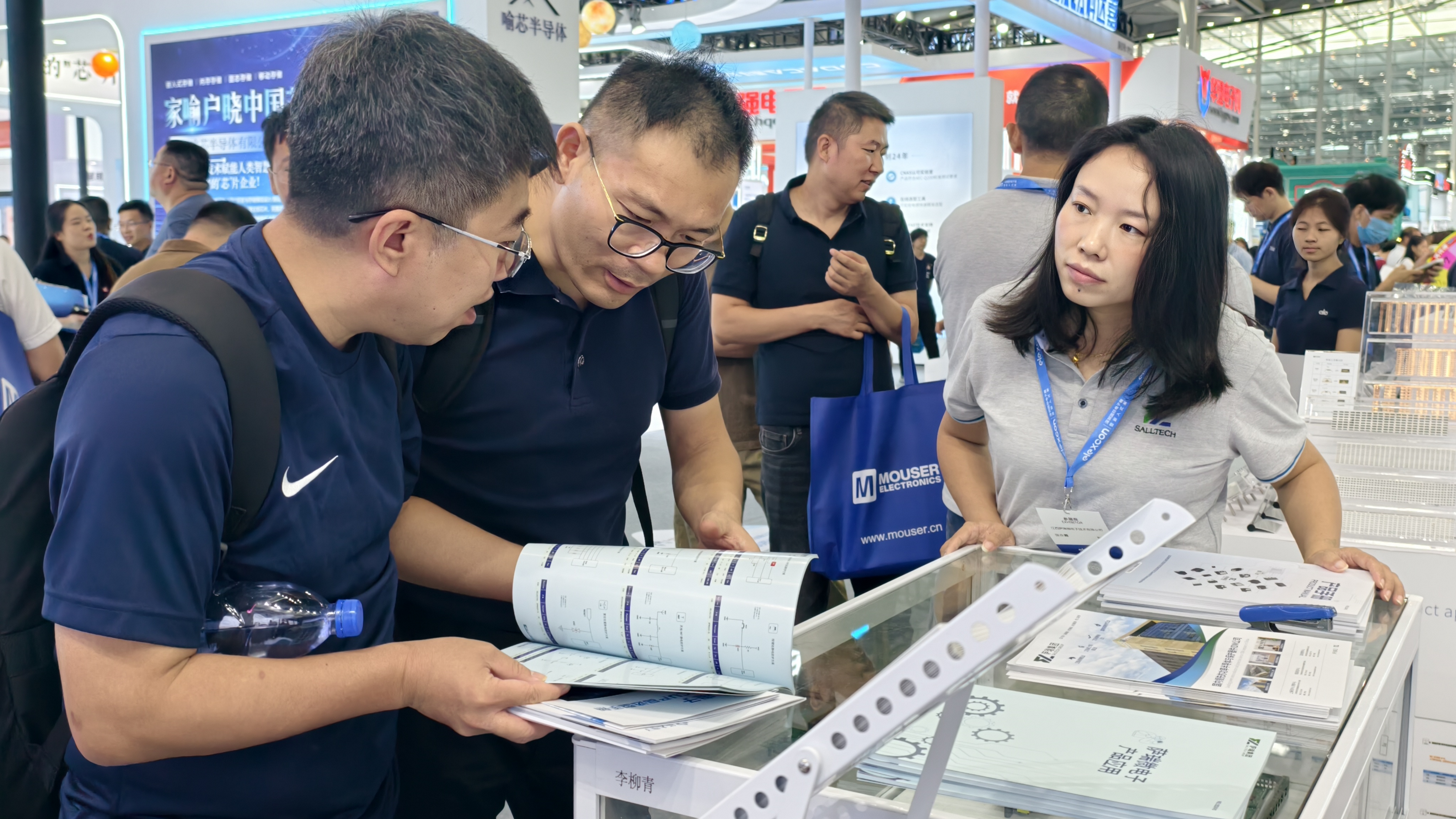 榮耀收官！江西樂天使微電子閃耀 2025 深圳電子展并榮獲年度大獎