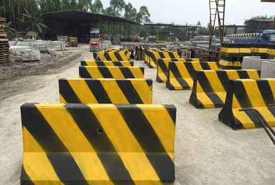 水泥隔離墩在道路設施中的重要性及重慶市南岸區(qū)德勝水泥制品廠的應用