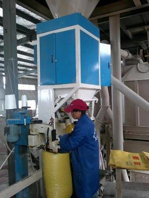 專業(yè)磷肥肥料自動定量包裝機(jī),江西省藍(lán)光機(jī)電設(shè)備,0791-88175188